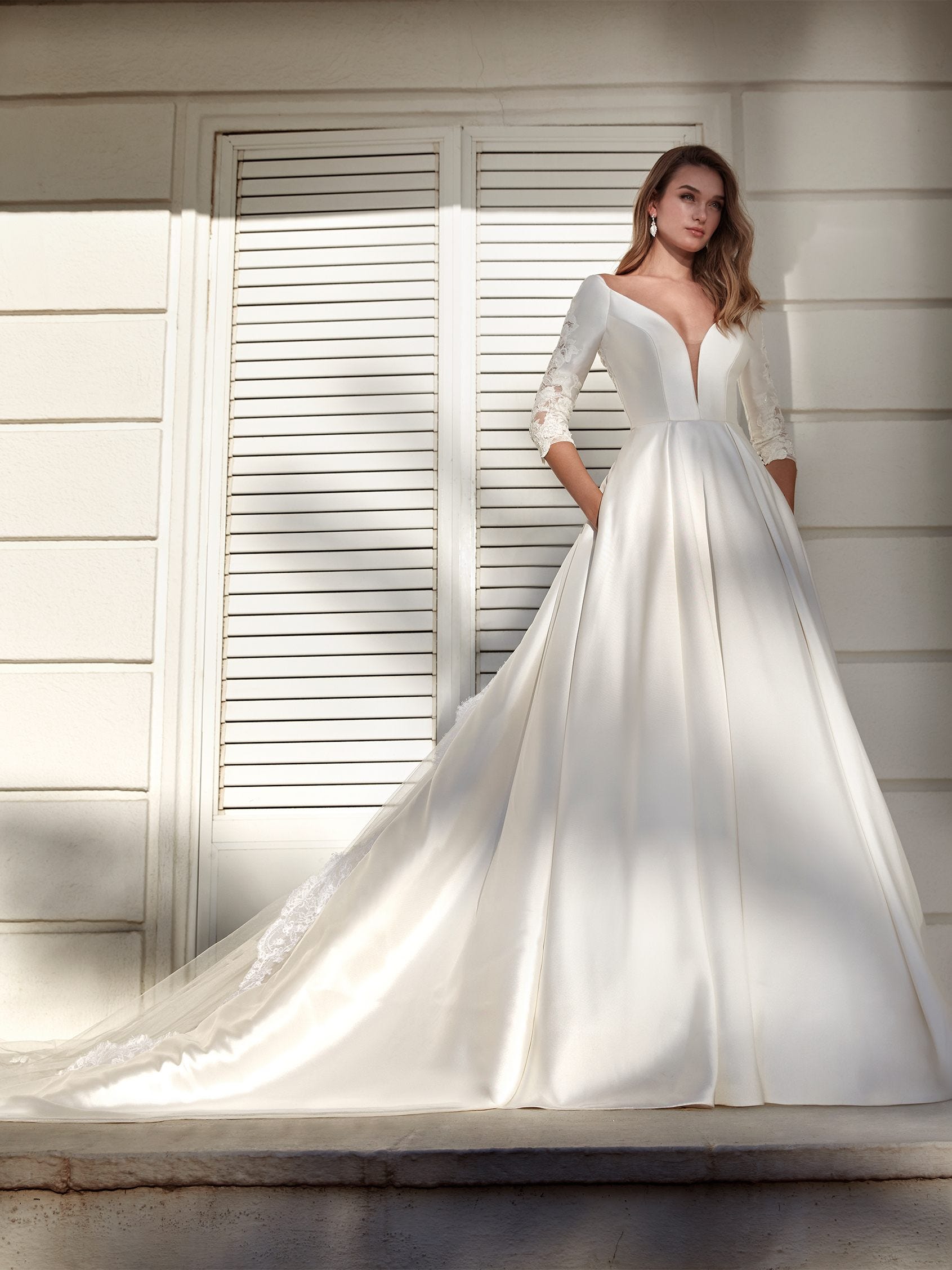 CONTESSA | Princess wedding dress with V-neck | St. Patrick