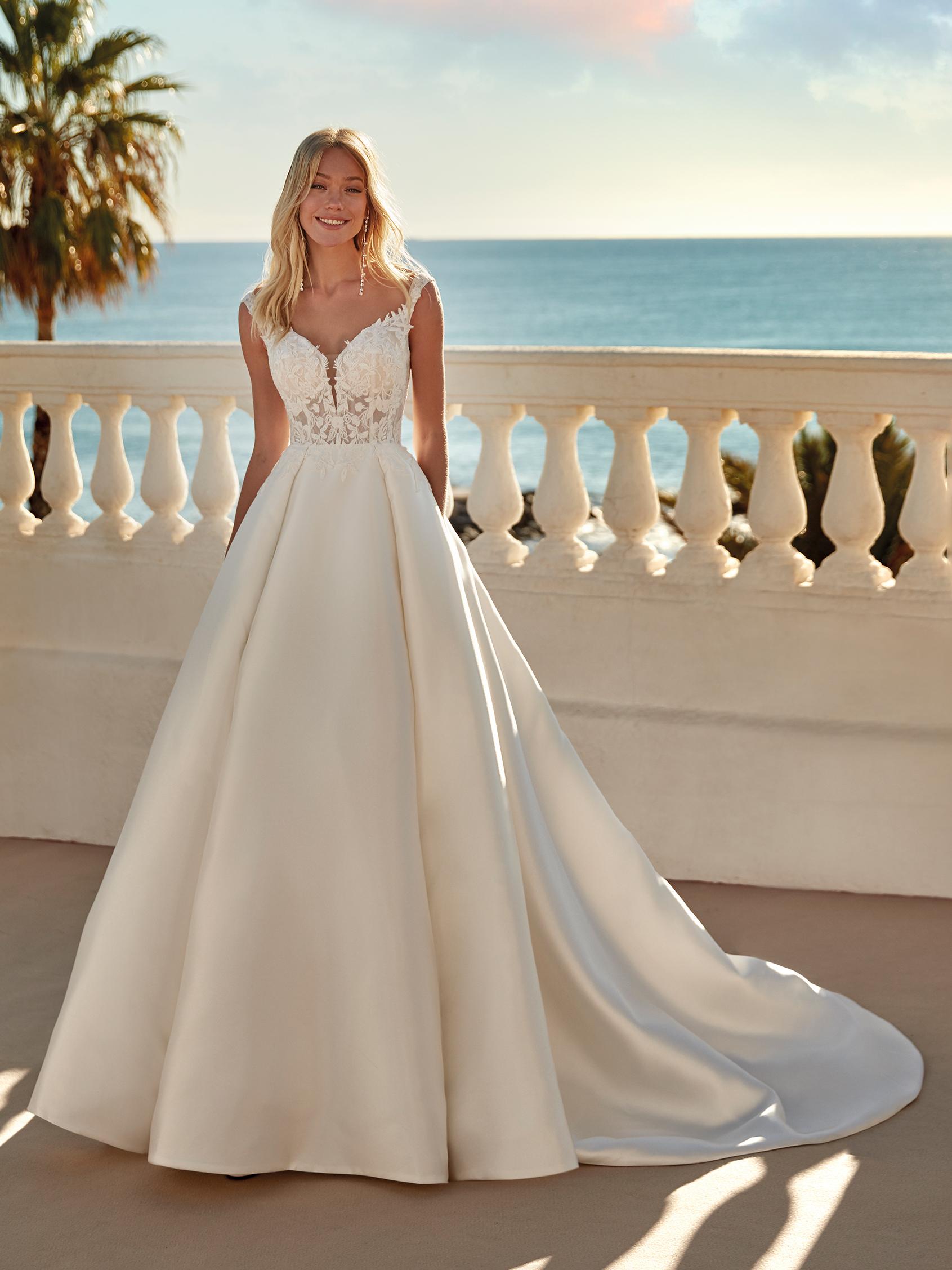 MELISSA | Princess wedding dress with V-neck | St. Patrick