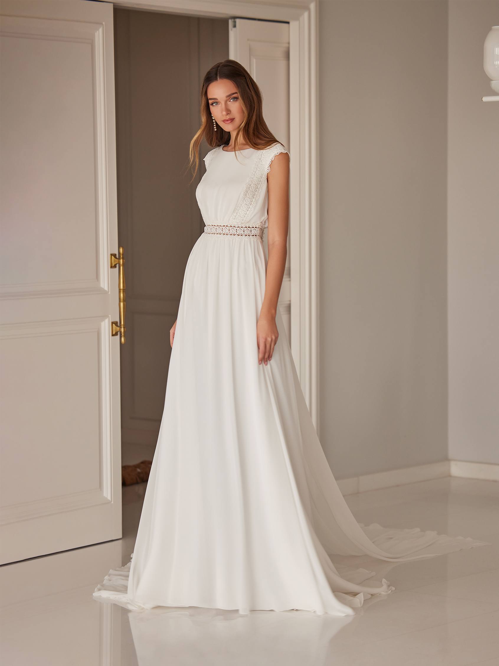 MOOR A line wedding dress with bateau neck San Patrick