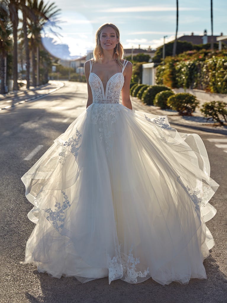 ORIANA | A-line wedding dress with V-neck | St. Patrick