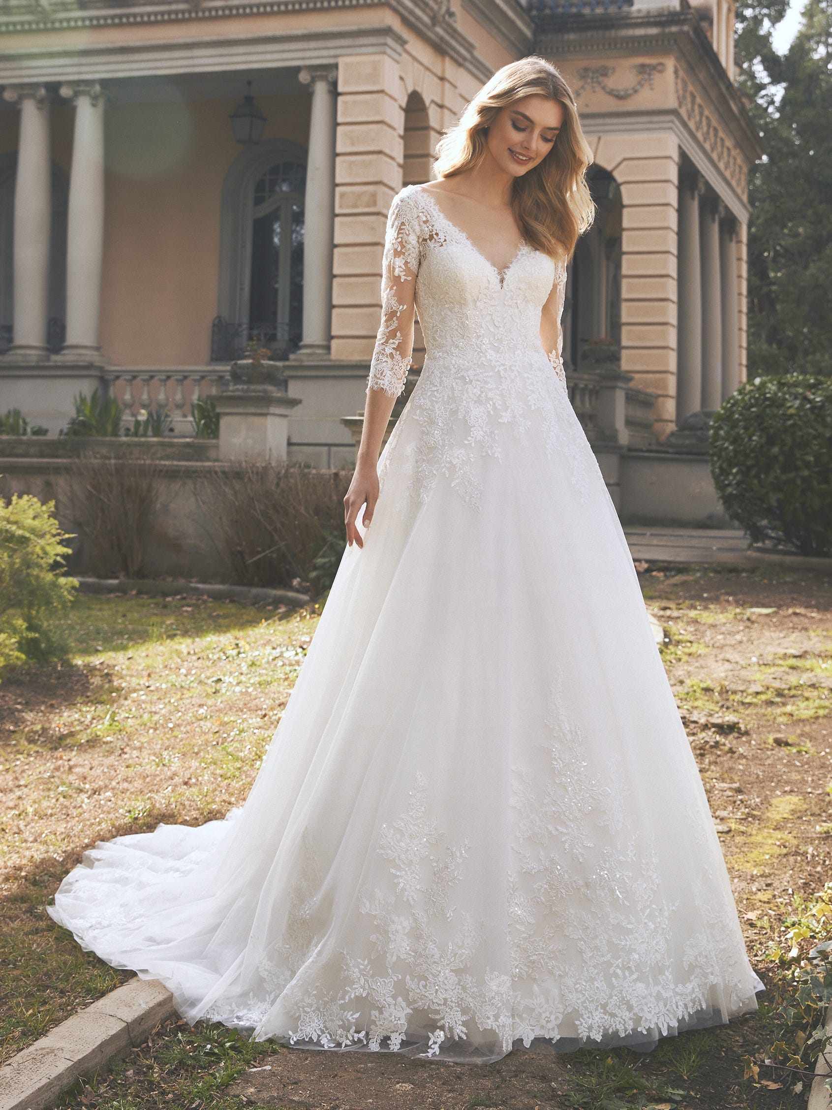 SINDALL | Princess wedding dress with V-neck | House of St. Patrick